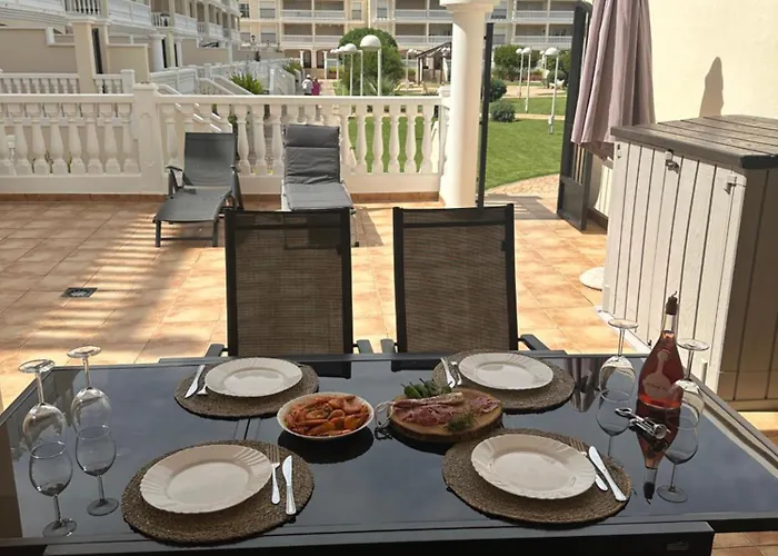 Schoene Mit Pool Und Terrasse. Apartment