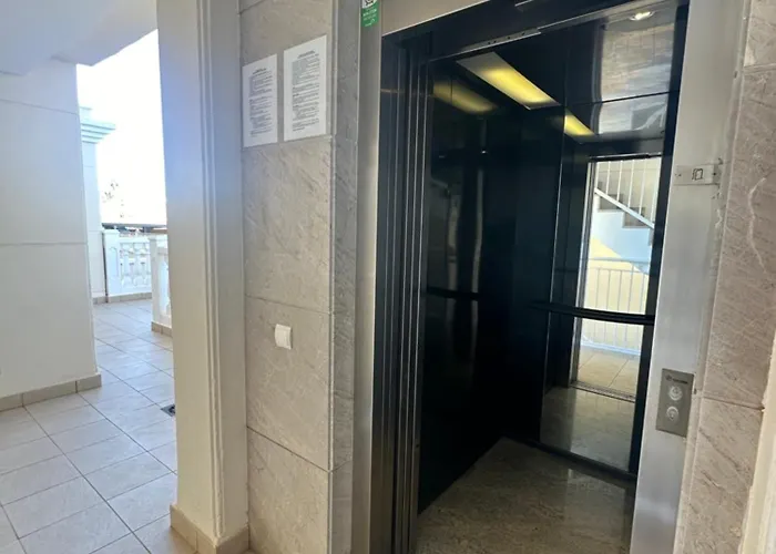 Schoene Mit Pool Und Terrasse. Denia