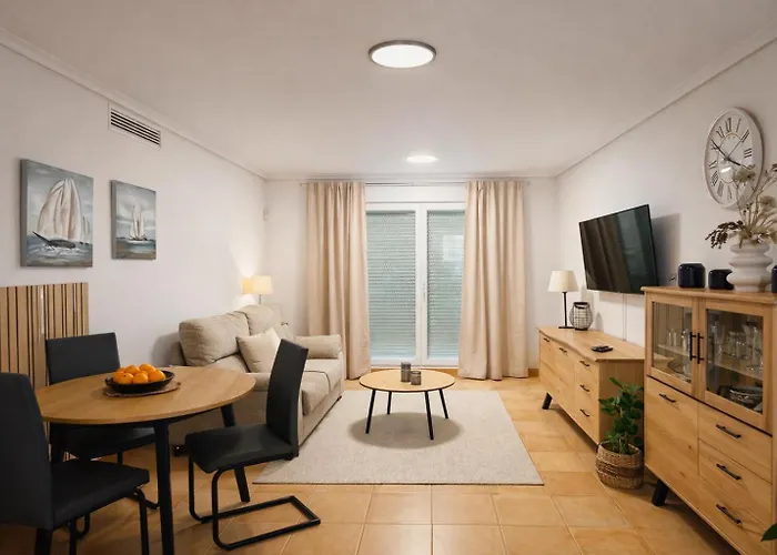 Schoene Mit Pool Und Terrasse. Denia