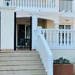 Schoene Mit Pool Und Terrasse. Апартаменты Дения