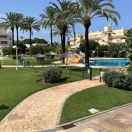 Schoene Mit Pool Und Terrasse. Dénia