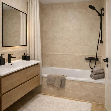 Schoene Mit Pool Und Terrasse. Apartamento *