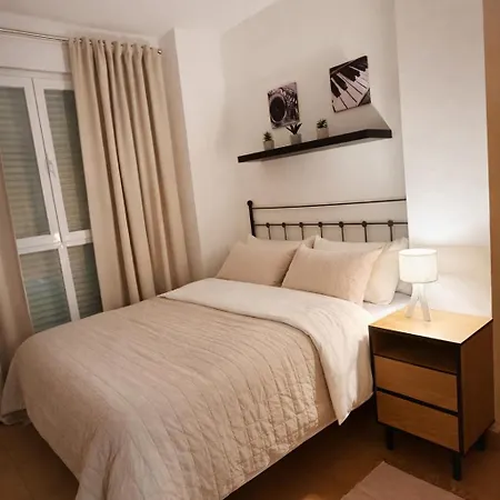 Schoene Mit Pool Und Terrasse. Appartement