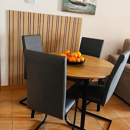 Schoene Mit Pool Und Terrasse. *