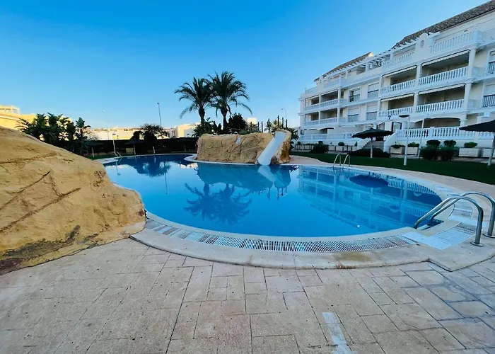 Schoene Mit Pool Und Terrasse. Dénia