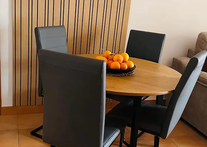 Schoene Mit Pool Und Terrasse. *