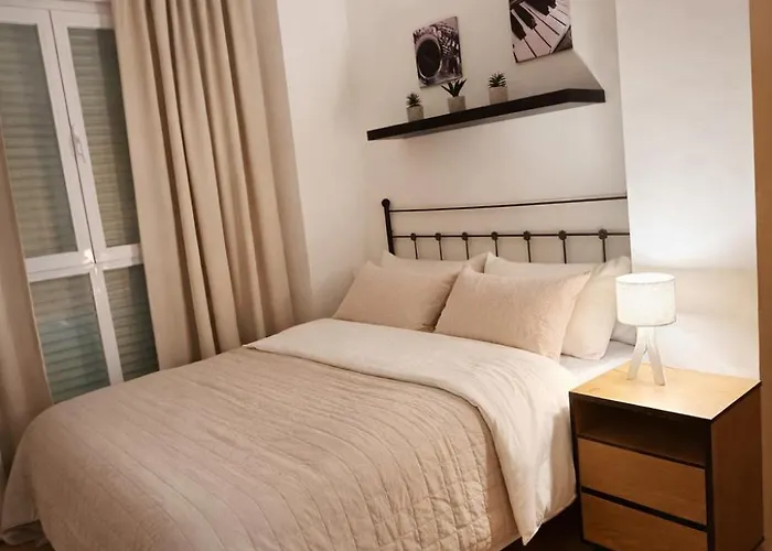 Schoene Mit Pool Und Terrasse. 公寓